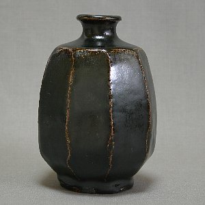 玄釉八角花入