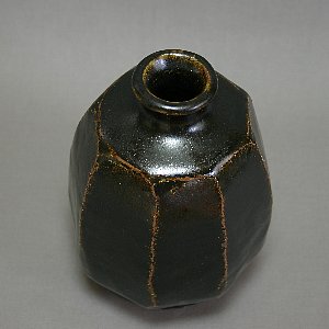 玄釉八角花入1