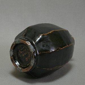 玄釉八角花入2