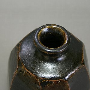 玄釉八角花入3
