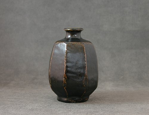 玄釉八角花入